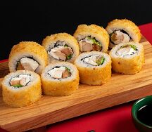 Ролл Цезарь темпура с курицей в сыре с томатами в кляре