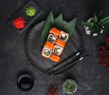 Ролл Калифорния с тигровыми креветками эби