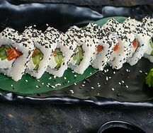 Ролл Черный и белый лосось в кунжуте