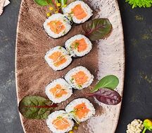 Маки с копченым лососем