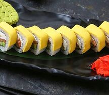 Даблчиз ролл с копченым лососем и сыром чеддер