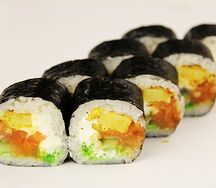Ролл футомаки с лососем
