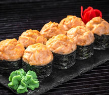 Запеченный острый ролл с лососем