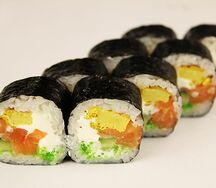 Ролл футомаки с лососем