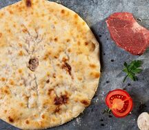 Осетинский пирог с мясом, грибами и помидорами