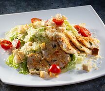 Салат Цезарь с курицей