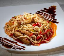 Удон с курицей и кисло-сладким соусом