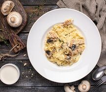 Тальятелле с куриным филе и шампиньонами в сливочном соусе