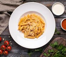 Пенне с креветками под томатно-сливочном соусом