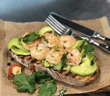 Брускетта с гуакомоле и креветкой