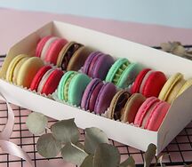 Ассорти макаронс (смородина, вишня, халвичный раф, малина-шоколад, клубника, фисташка)