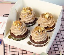 Четыре шоколадных капкейка Сникерс