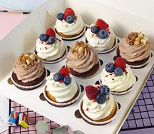 Девять капкейков ассорти