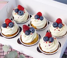 Шесть ванильных капкейков с ягодной начинкой