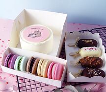 Набор Бенто-торт Happy Birthday, 5 макаронс и эскимо-чизкейки на палочке