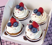 Четыре ванильных капкейка с ягодной начинкой