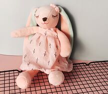 Игрушка Спящая зайка в розовом