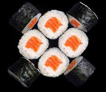 Маки с лососем