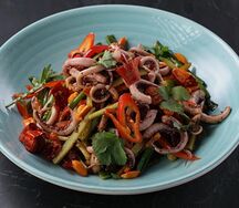 Тайский салат с кальмарами