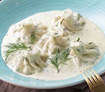 Мини-хинкали в сливочном соусе