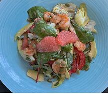 Салат с грейпфрутом, тигровыми креветками и авокадо