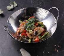 Креветки в чесночном соусе с овощами