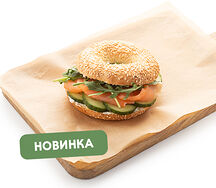 Бейгл с лососем и творожным сыром