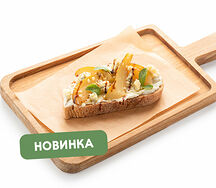 Брускетта с печеной грушей и сыром дорблю