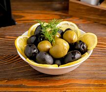 Маслины и оливки с лимоном