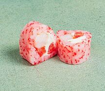 Ролл с креветкой и тобико в рисовой бумаге