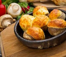 Шапочки шампиньонов, запеченные с сыром