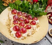 Салат винoградная лоза с куриным филе