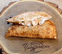 Чебурек с креветками и сыром