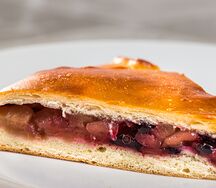 Пирог с яблоками и черной смородиной