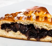 Пирог с черносливом и грецкими орехами