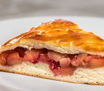 Пирог с яблоками и брусникой