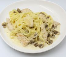 Паста с курицей и грибами