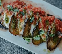 Запеченный баклажан с моцареллой и соусом песто