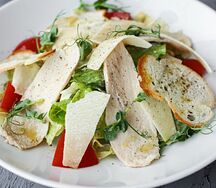 Цезарь с куриной грудкой sous-vide