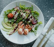 Салат с руколой, креветками и авокадо