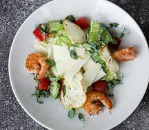 Цезарь с королевскими креветками