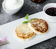 Творожники со сметаной и вишней