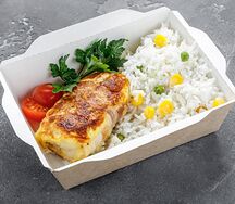 Рыба, запеченная в беконе, с рисом и овощами