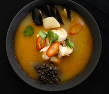 Том ям с морепродуктами и черным рисом