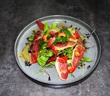 Салат с копченым утиным филе и манго
