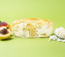 Пирог с творогом и персиком