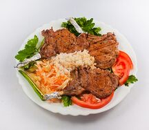 Шашлык из бараньих отбивных с гарниром и салатом