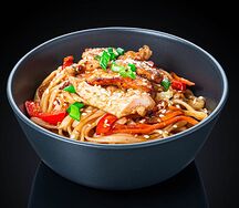 Удон с овощами и курицей
