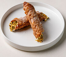 Канноли с сырным муссом и фисташкой