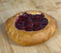 Ватрушка с вишней